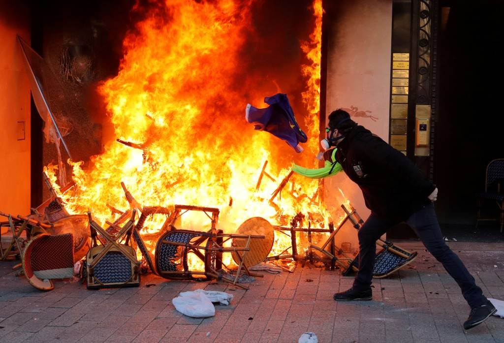 Paris limpa ruas após final de semana marcado por protestos