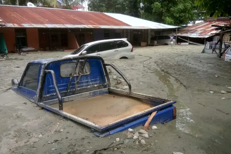 Inundações deixam dezenas de mortos na Indonésia (Gusti Tanati/Reuters)