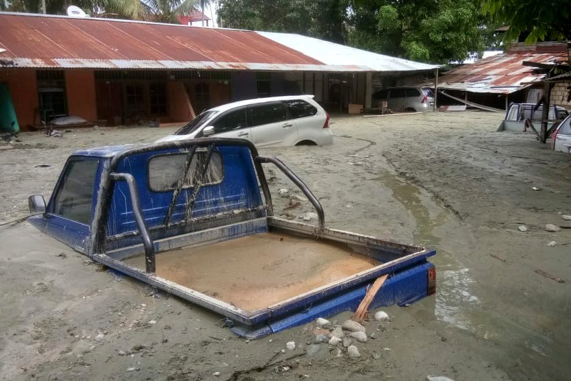 Inundações na Indonésia deixam mais de 50 mortos; veja imagens