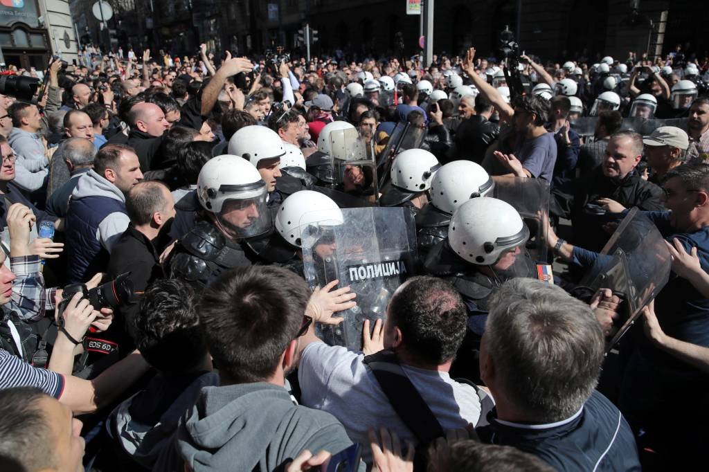 Milhares de manifestantes cercam a sede da presidência na Sérvia