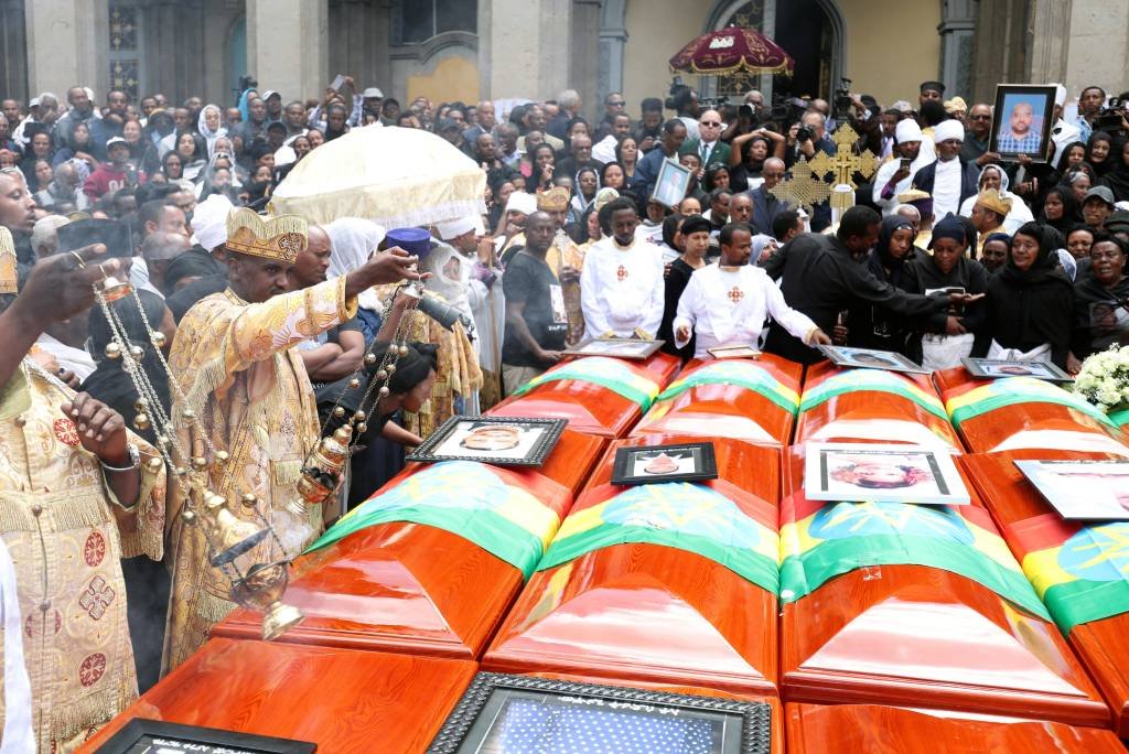 Etiópia faz funeral simbólico de vítimas de queda de avião