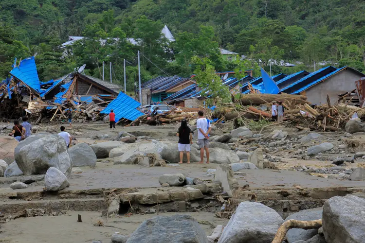 Indonésia: ao menos 11 mil famílias foram afetadas e a maioria foram deslocados para a cidade de Sentani (Gusti Tanati/Reuters)