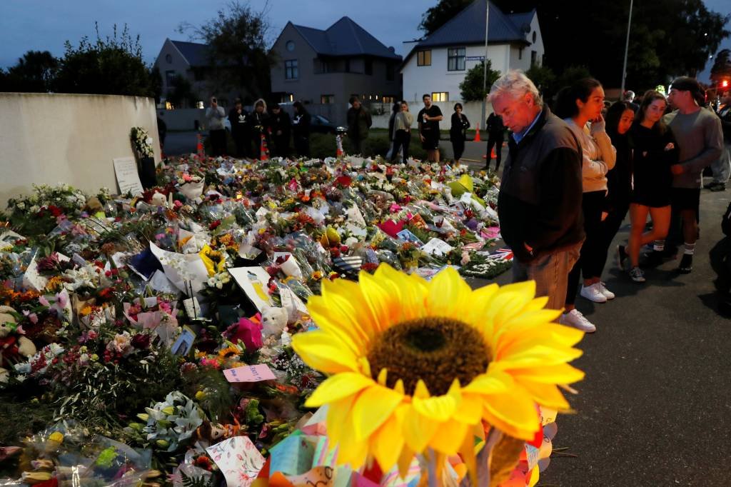Pessoas prestam homenagem às vítimas de ataque na Nova Zelândia: governo promete rigor no julgamento do autor do massacre (Jorge Silva/Reuters)