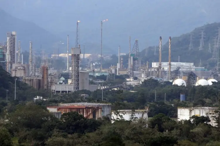 Indústrias na cidade de Cubatão (SP): nível de confiança em março caiu em 14 dos 19 segmentos industriais pesquisados na sondagem feita pela FGV (Paulo Whitaker/Reuters)