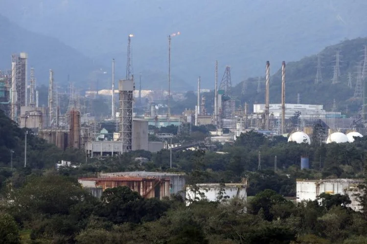 Usiminas decidiu paralisar a produção de aço bruto em Cubatão no final de 2015; unidade tem capacidade para 4 milhões de toneladas anuais (Paulo Whitaker/Reuters)