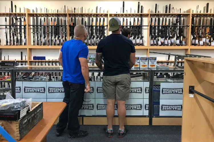 Pessoas em uma loja de armas em Christchurch, Nova Zelândia (Jorge Silva/Reuters)