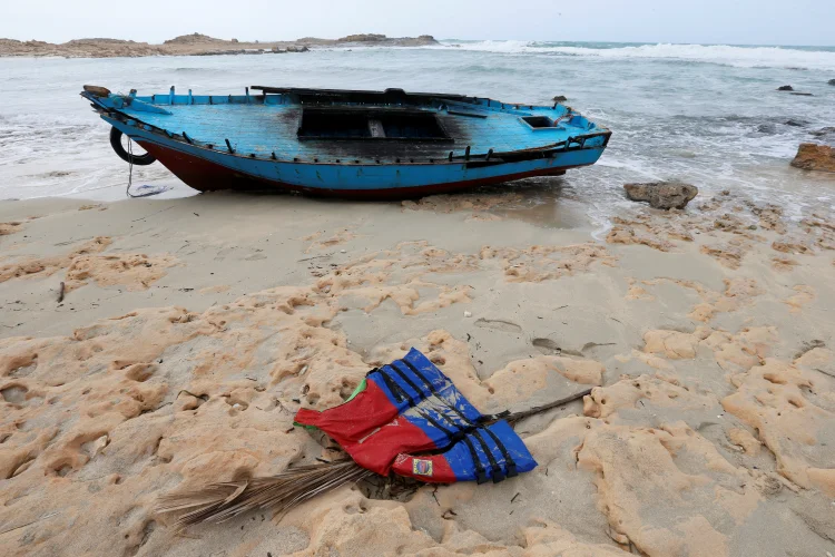 Naufrágio na Líbia deixa 10 mortos, entre eles uma grávida (Ismail Zitouny/Reuters)