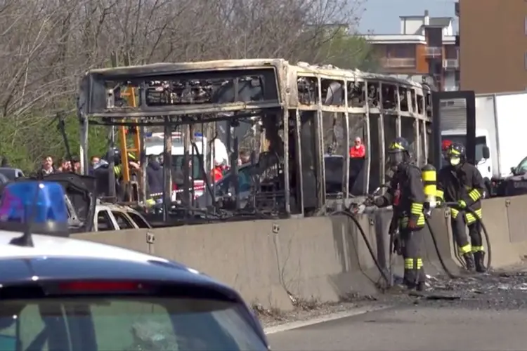 Itália: motorista ateia fogo em ônibus com 51 crianças; todas foram salvas (Reuters TV/Reuters)