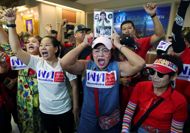 Tailândia: apoiadores do partido Pheu Thai comemoram resultados não-oficiais das eleições (Athit Perawongmetha/Reuters)