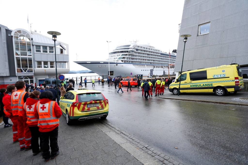 Navio de cruzeiro chega a porto da Noruega após resgate dramático