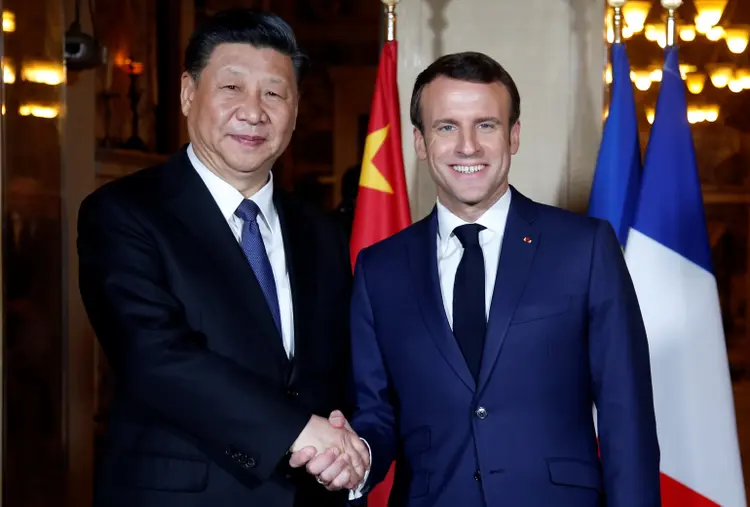 Xi Jinping e Emmanuel Macron vão realizar uma reunião e um jantar de Estado no Palácio do Eliseu nesta segunda-feira (Jean-Paul Pelissier/Reuters)