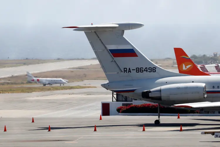Avião com bandeira russa no aeroporto internacional de Caracas
24/03/2019 (Carlos Jasso/Reuters)