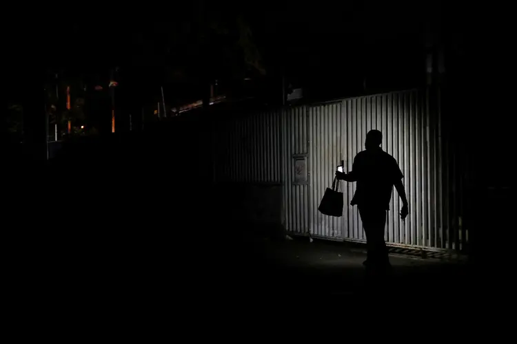 Caracas e várias outras regiões da Venezuela ficaram sem luz na noite de terça-feira (Carlos Garcia Rawlins/Reuters)
