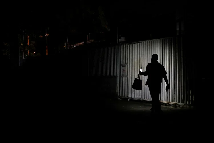 Venezuela: por volta das 9h40 locais (10h40 em Brasília), o fornecimento de energia foi interrompido na capital venezuelana (Carlos Garcia Rawlins/Reuters)