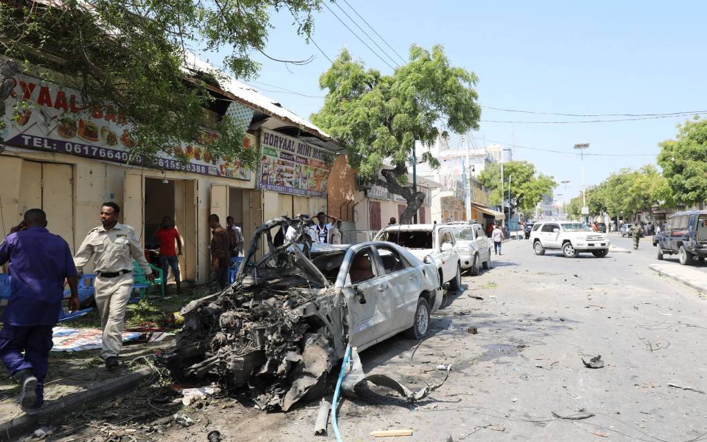 Somália: a explosão aconteceu por volta do meio-dia (horário local) na entrada do restaurante Filsan (Feisal Omar/Reuters)