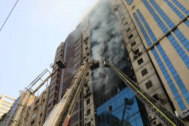 Bombeiros tentam apagar incêndio em edifício comercial em Daca, Bangladesh
28/03/2019 (Mohammad Ponir Hossain/Reuters)