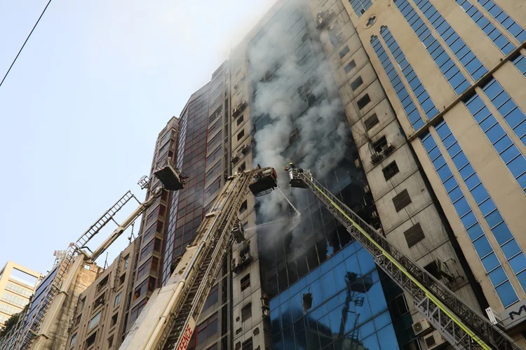 Bombeiros tentam apagar incêndio em edifício comercial em Daca, Bangladesh
28/03/2019 (Mohammad Ponir Hossain/Reuters)
