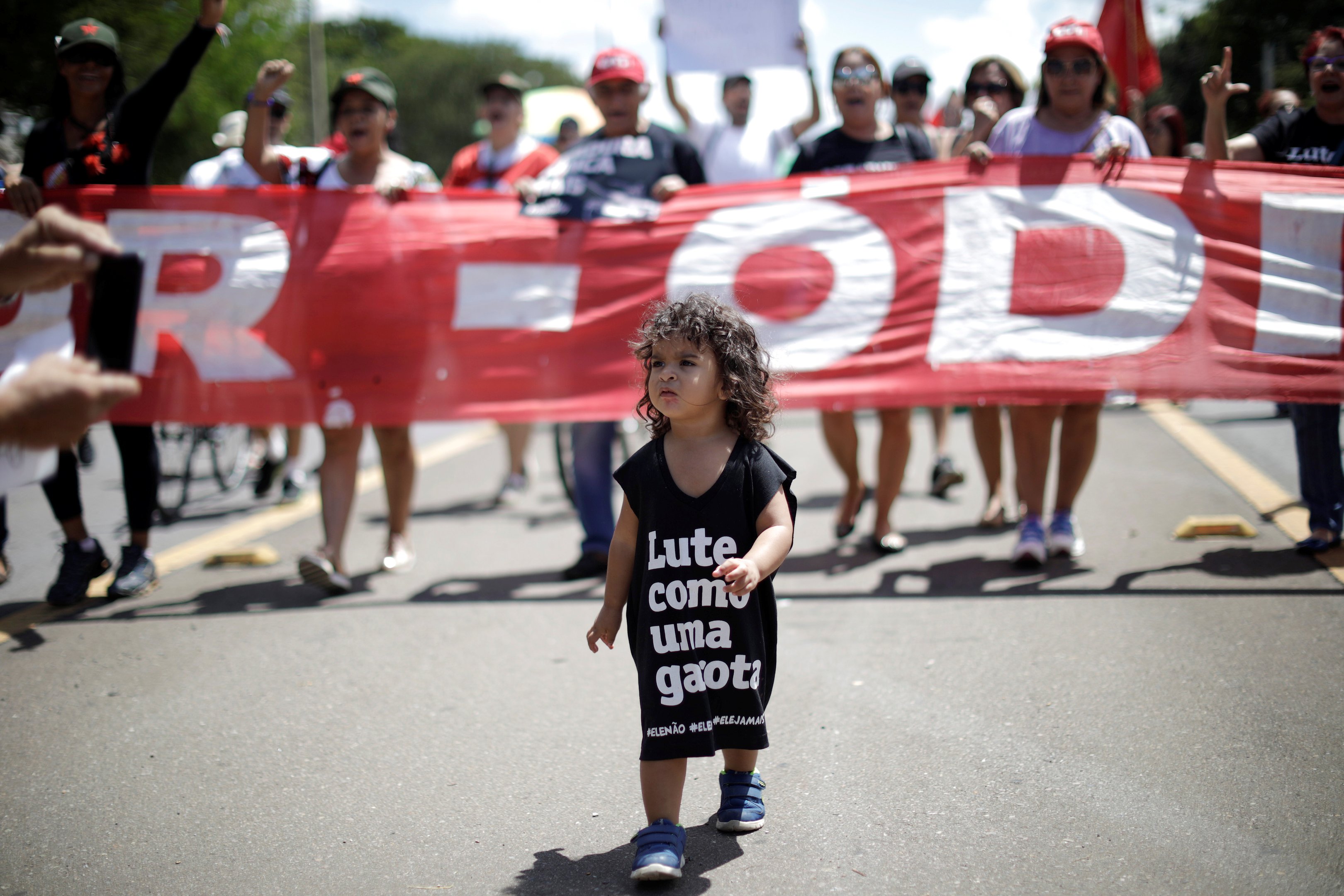Manifestantes se reúnem em atos pelo Brasil pró e contra a ditadura