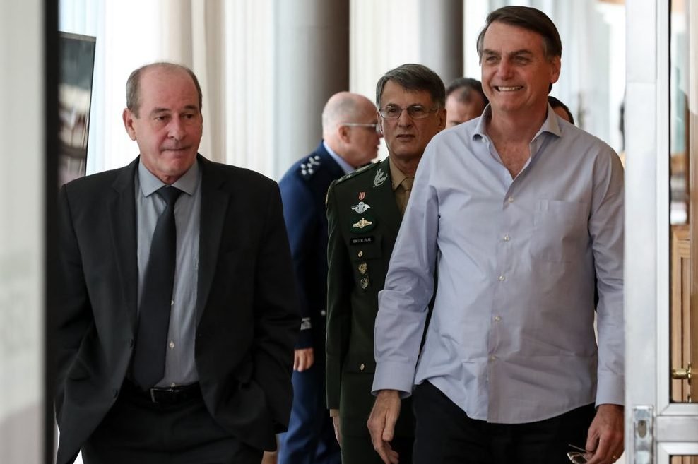 Bolsonaro entrega no Congresso projeto que muda aposentadoria de militares