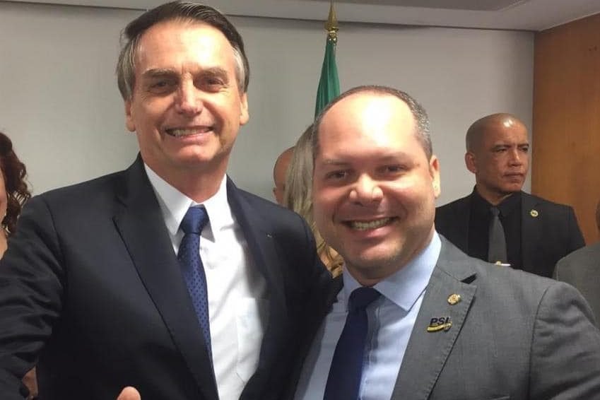 Deputado sugere para Bolsonaro criação da "Secretaria de Desesquerdização"