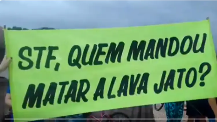 Os manifestantes levaram faixas com os dizeres "STF, qual o seu negócio?" e "Quem mandou matar a Lava Jato?". (twitter/Reprodução)