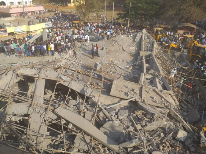 Desabamento de prédio deixa mais de 100 pessoas sob escombros na Índia