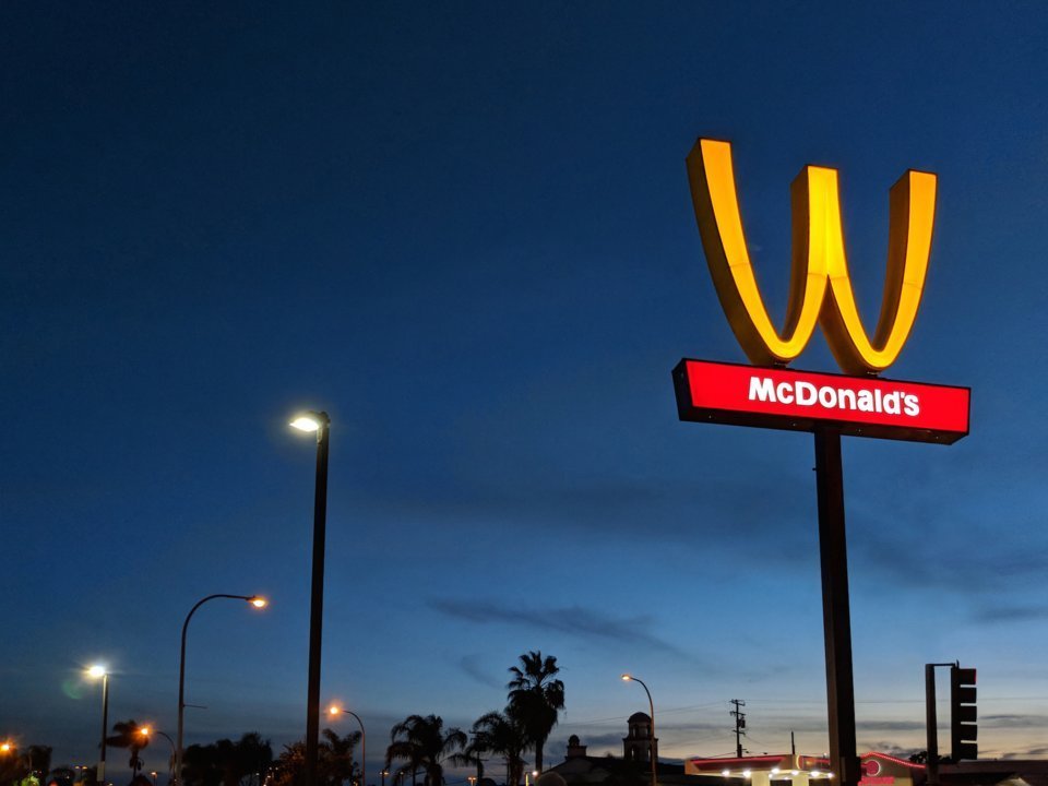 McDonald's inverte seu famoso logo para Dia da Mulher