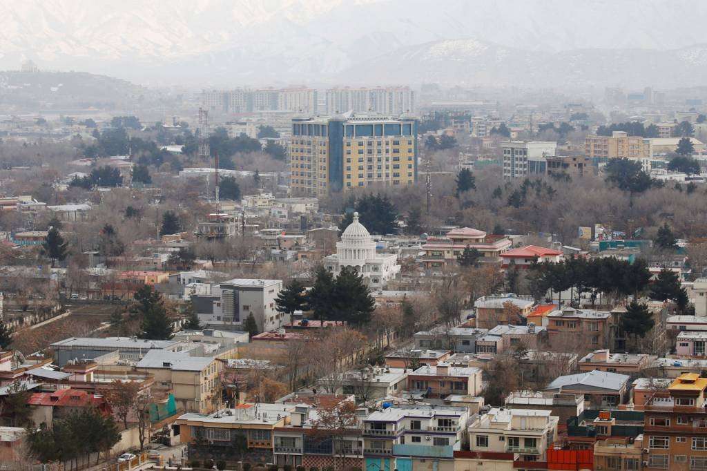Cabul, no Afeganistão: vítimas de explosão de carro-bomba são sepultadas (Omar Sobhani/Reuters)