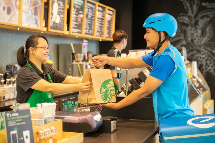 Entregador do Alibaba pega encomenda na Starbucks: empresa já faz inovações internas e parcerias com outras gigantes (Starbucks/Divulgação)