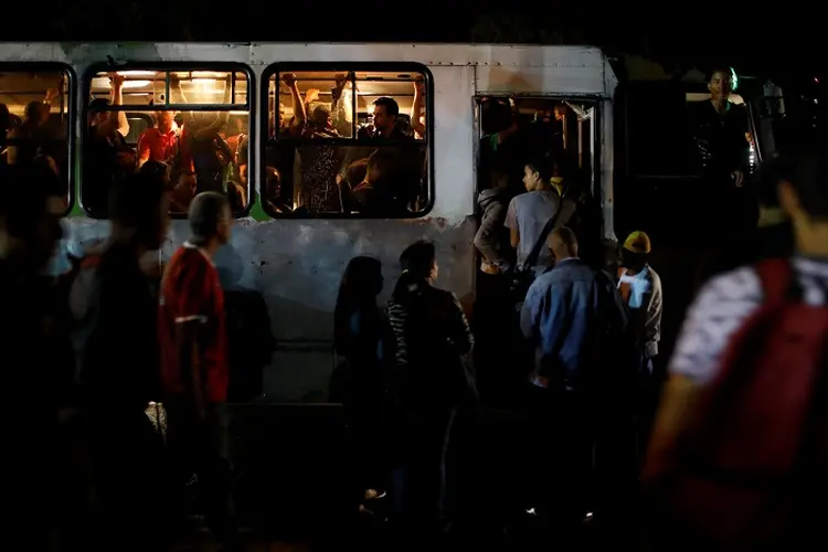 Venezuela: apagão afetou transporte público, comércios e outros setores do país (Manaure Quintero/Reuters)