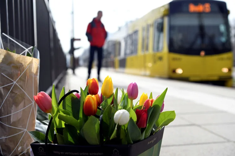 Flores depositadas em local de ataque a tiros em Utrecht, na Holanda (Piroschka van de Wouw/Reuters)