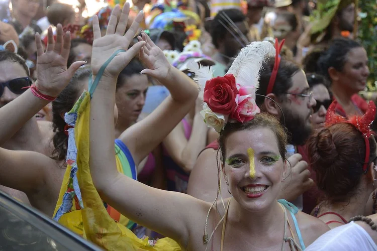 Bloco Cordão do Boitatá arrasta milhares de foliões em desfile de pré-carnaval pelas ruas do centro do Rio de Janeiro (Tomaz Silva/Agência Brasil)