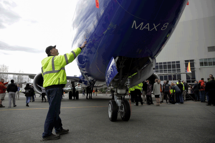 Boeing 737 Max: O acidente ocorreu depois que leituras errôneas de um sensor de ângulo de ataque acionaram um software que empurrou o nariz da aeronave para baixo até que os pilotos perdessem o controle. (Jason Redmond/Reuters)