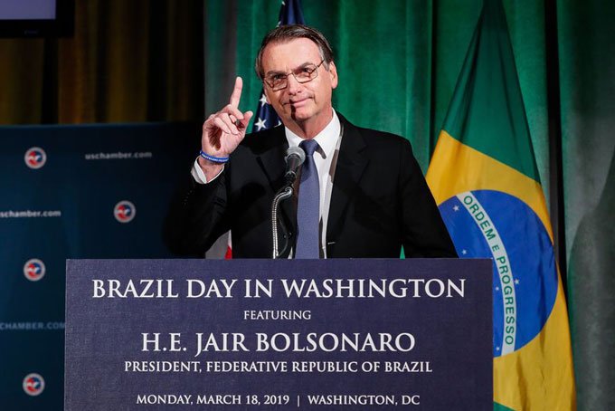 Nos EUA, Bolsonaro nega ligação com milícia e defende muro de Trump