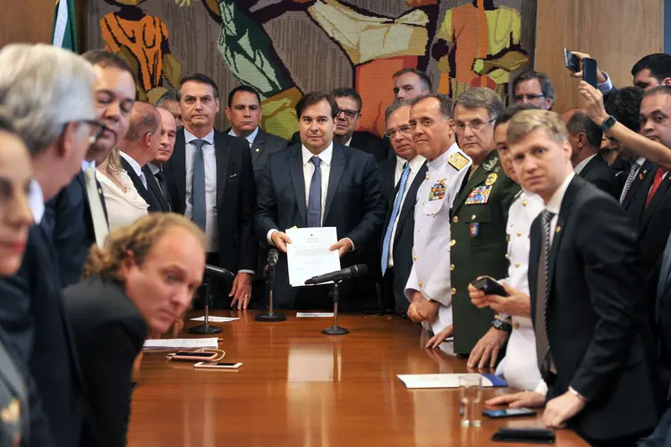 Presidente Jair Bolsonaro entrega proposta de reforma da Previdência dos militares ao presidente da Câmara, Rodrigo Maia (20/03/2019) (J. Batista / Câmara dos Deputados/Agência Brasil)