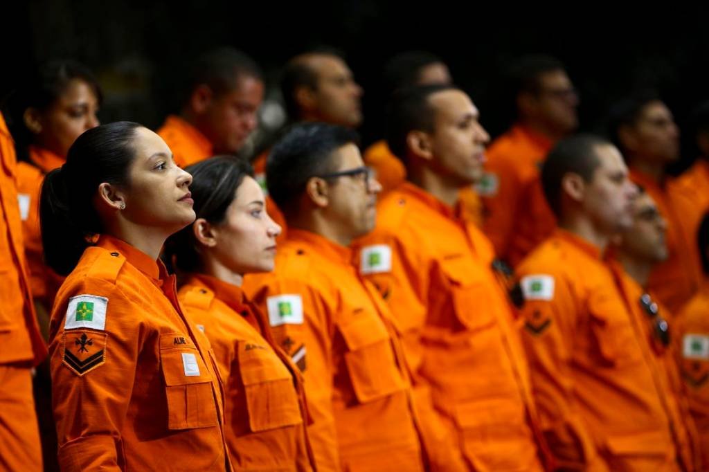 Em homenagem, senadores defendem aposentadoria especial para bombeiros