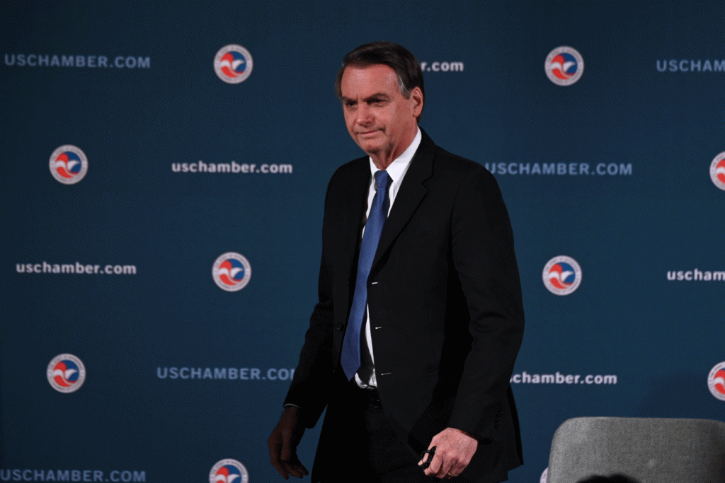 Bolsonaro diz ter preocupação com entrada sem critério de estrangeiros