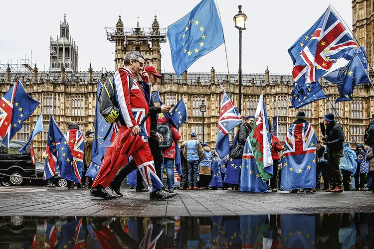 Manifestantes em frente ao Parlamento britânico: quase três anos sem uma solução para o Brexit | Henry Nicholls/Reuters