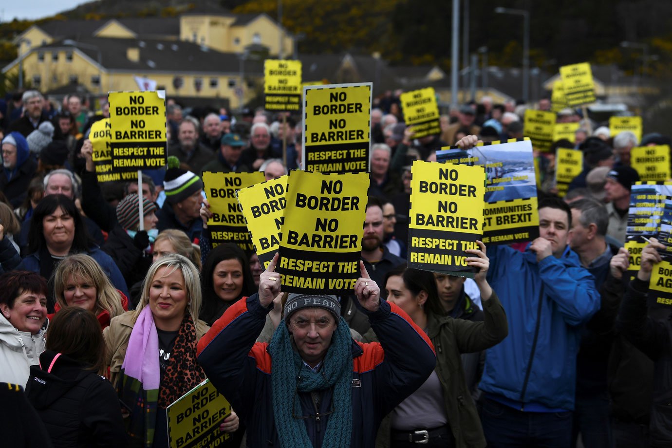 Com medo do Brexit, manifestantes se reúnem na fronteira da Irlanda
