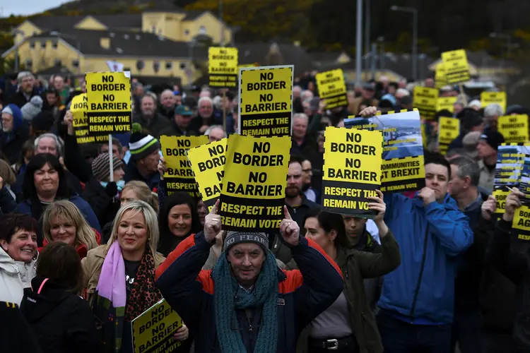 Protestos: organizadores estimam que mais de 1.000 pessoas locais reuniram-se da vila de Bridgend (Clodagh Kilcoyne/Reuters)