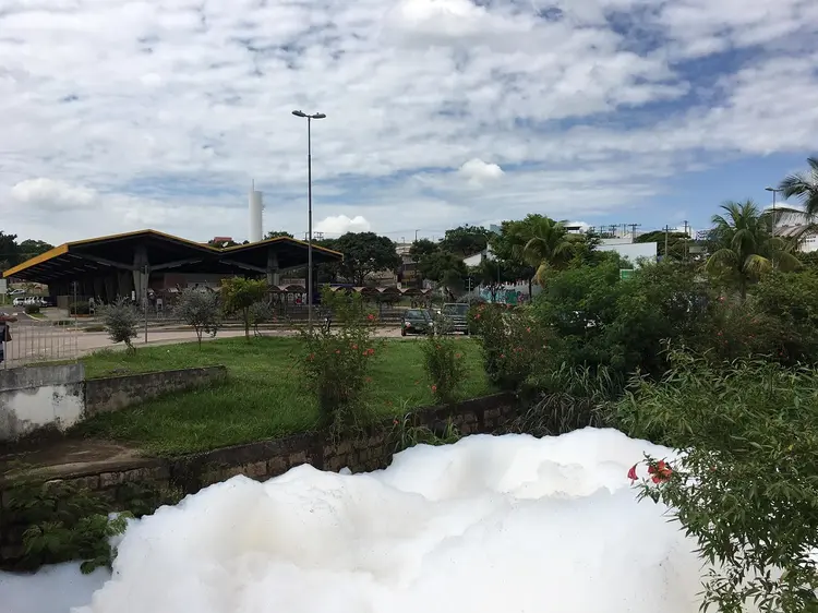 Grandes blocos de espuma branca cobriram o Córrego do Ajudante, afluente do Rio Tietê, em Salto (Prefeitura de Salto/Divulgação)