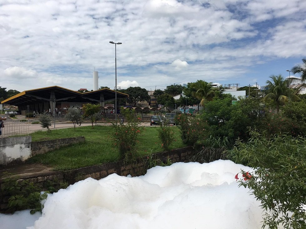 Córrego fica coberto de espuma após despejo de detergente em Salto (SP)