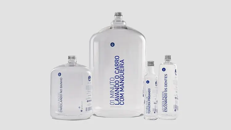 Campanha da Greenpeople: garrafas mostram como água é desperdiçada em pouco tempo (Greenpeople/Reprodução)