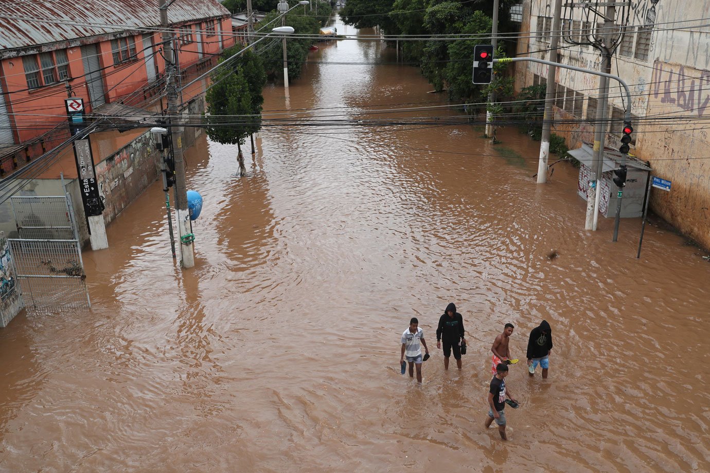Chuva derruba árvores e causa alagamentos em SP; mulher está desaparecida