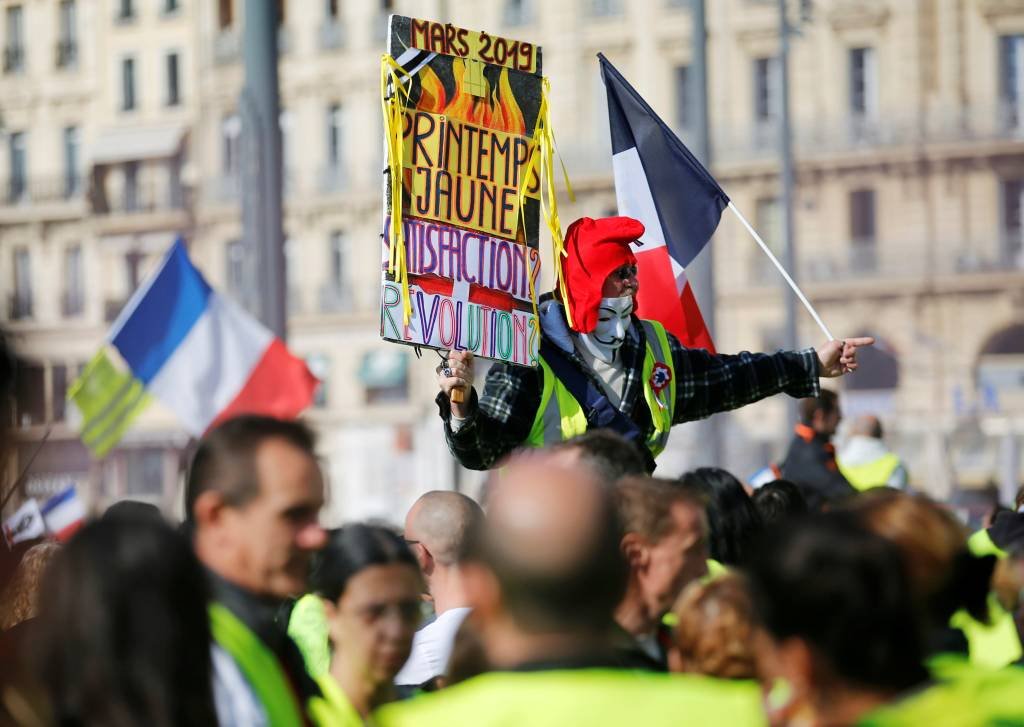"Coletes amarelos" voltam a protestar na França