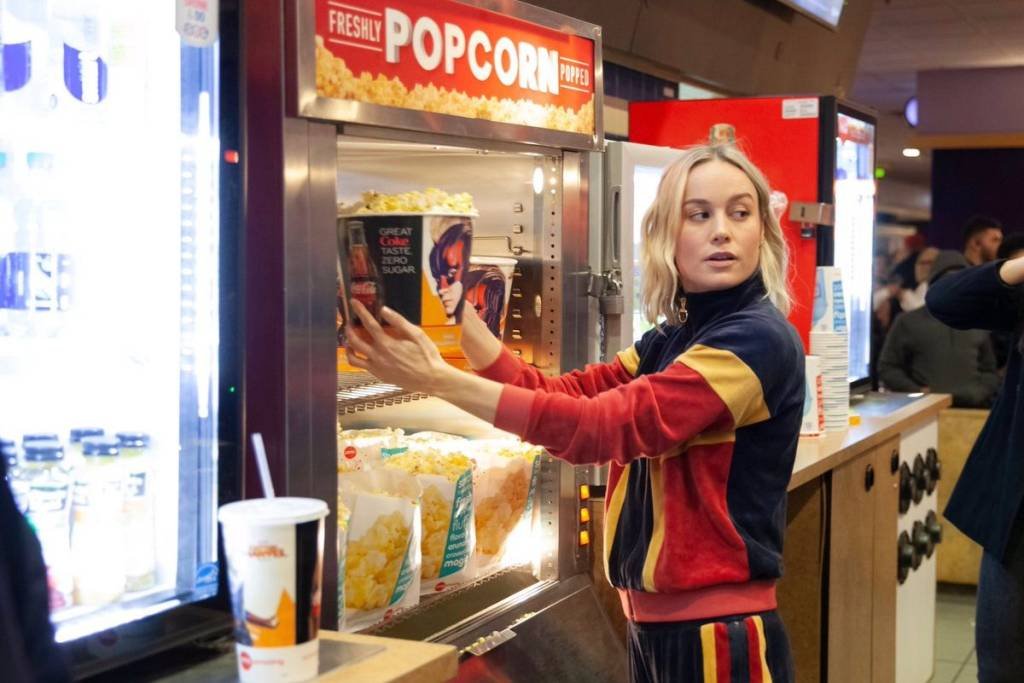 Brie Larson surpreende fãs ao aparecer em sessão de "Capitã Marvel"