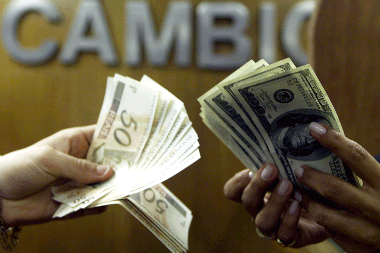 Dólar: moeda fechou em alta de 0,24% (Bruno Domingos/Reuters)