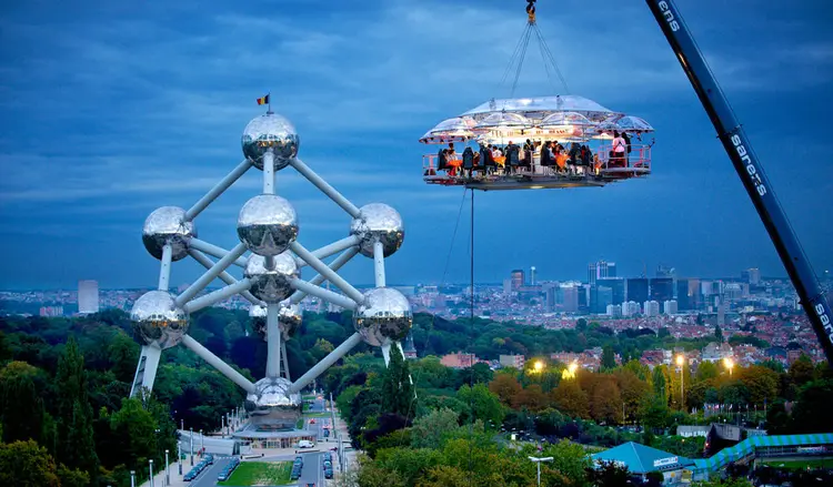 "Dinner in The Sky": Projeto foi criado na Bélgica e acontece em 45 países (Dinner in The Sky/Divulgação)