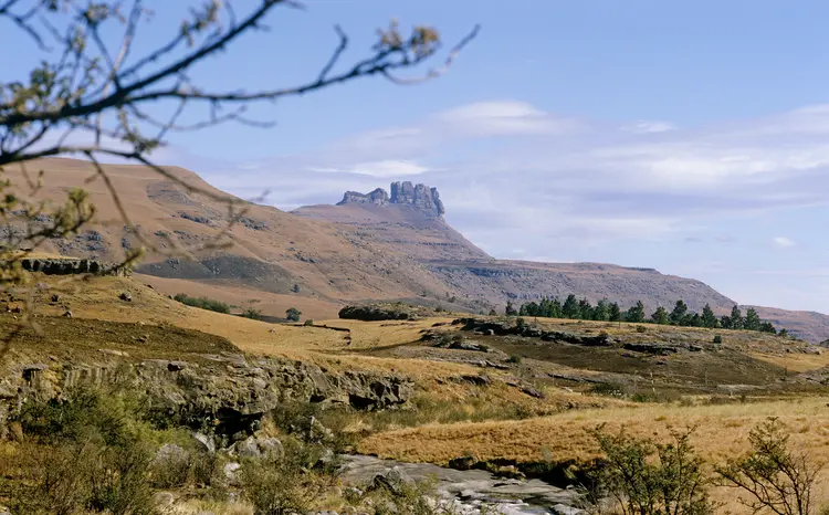 Drakensberg, na África do Sul: videiras da vinícola Cathedral Peak crescem no sopé da cordilheira (Hoberman Collection/UIG/Getty Images)