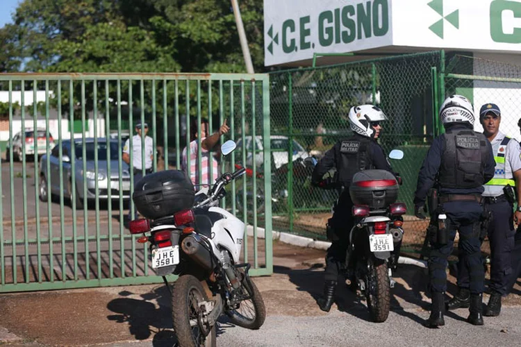 Polícia faz varredura em escola no Distrito Federal após ameaça de ataque nesta segunda-feira (18) (José Cruz/Agência Brasil)